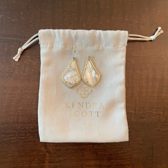 Kendra Scott Alex gold drop earrings in Ivory Pearl - Picture 2 of 2